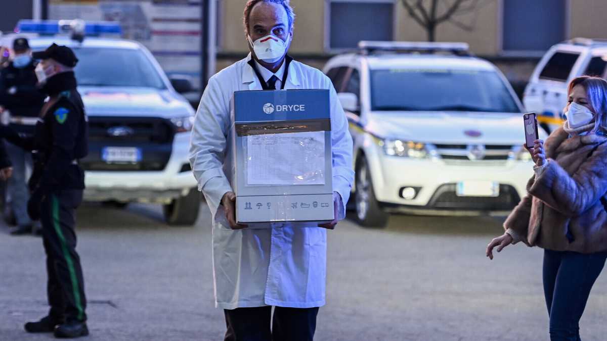 Immagine di Medici che non vogliono vaccinarsi, magistrati che corrono a farlo