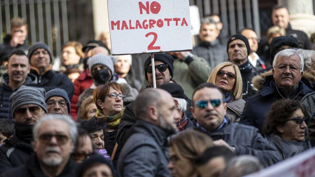 Immagine di Discarica e manette. Raggi ci condanna alla monnezza a vita