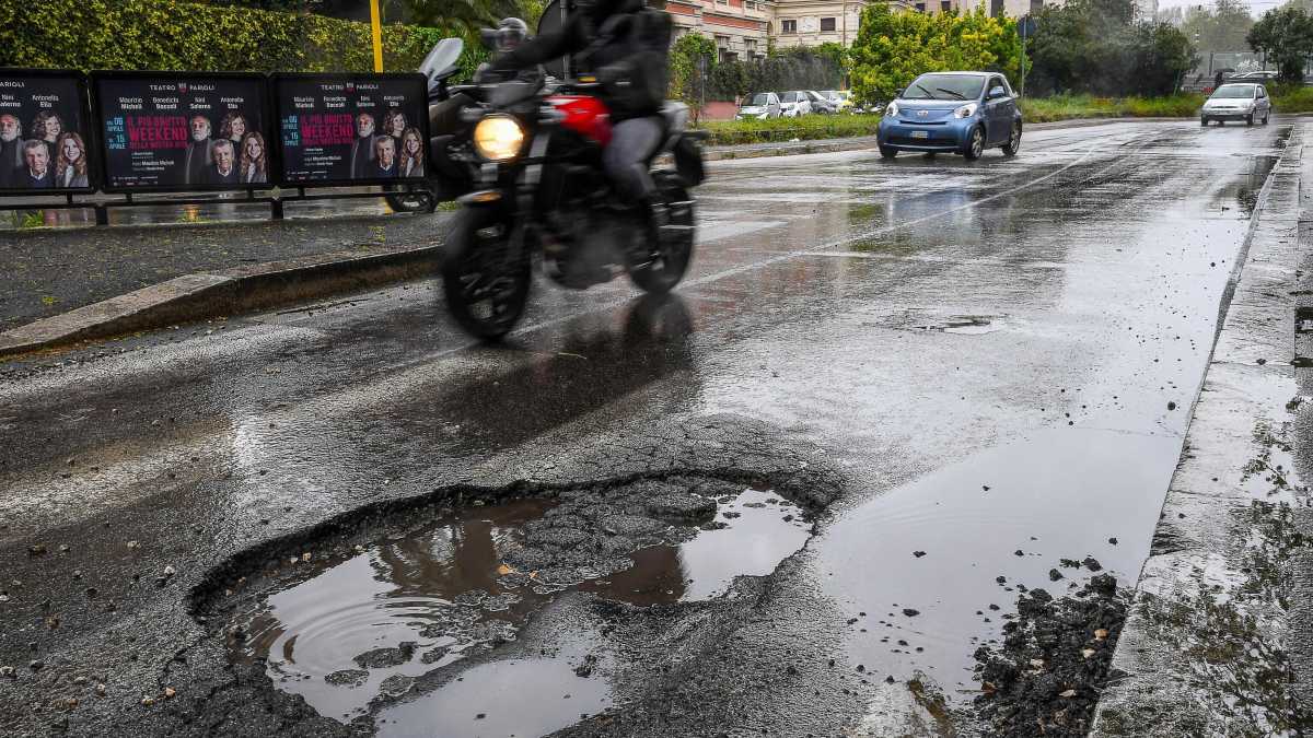 Immagine di Roma, la grande buca: primo inciampo per Letta, Bertolaso la schiva, Raggi è a suo agio