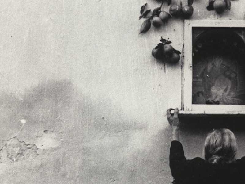 Nessuno pi&ugrave; di Enzo Sellerio, autore della fotografia che illustra questa pagina, ha saputo dare vita alle immagini della Sicilia  degli anni Cinquanta e Sessanta 