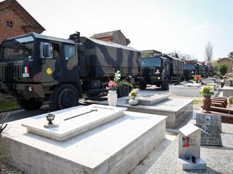 I convogli dell'Esercito Italiano trasportano le salme dei deceduti per il Covid 19 (Foto Massimo Paolone/LaPresse)<br /> <br />