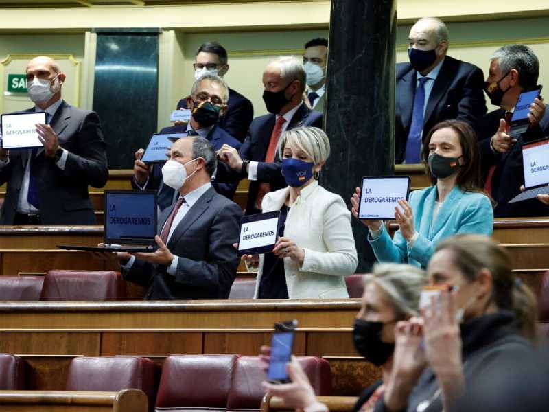 La protesta degli esponenti del partito Vox durante la seduta del Congresso che ha legalizzato l'eutanasia in Spagna (Ansa)