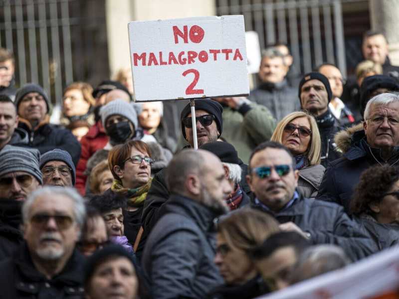 Protesta contro il progetto di discarica a Monte Carnevale (foto Ansa)