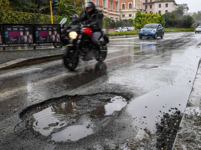 Roma, la grande buca: primo inciampo per Letta, Bertolaso la schiva, Raggi è a suo agio