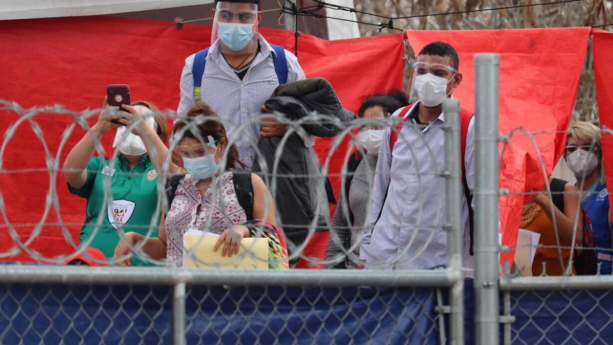 Immagine di Troppi migranti al confine sud, Biden darà le scorte di AstraZeneca al Messico in cambio di aiuto