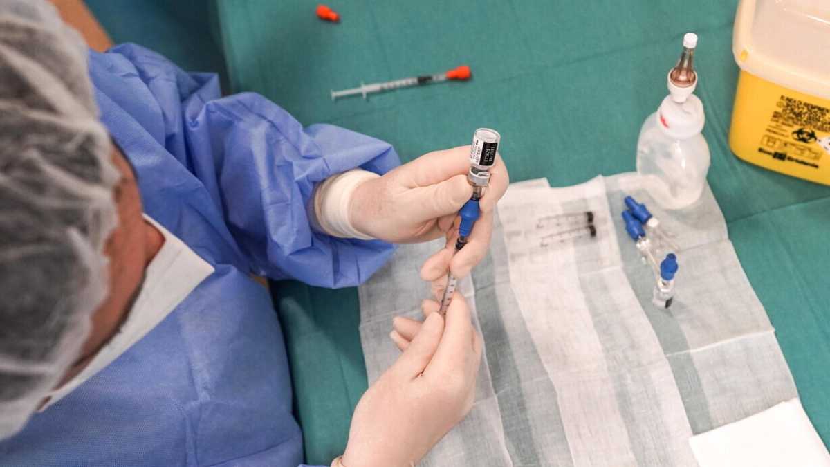 Immagine di Rezza: "Puntiamo a 400mila vaccinazioni al giorno". Oggi si riparte con Astrazeneca