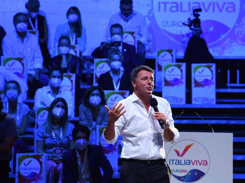 Renzi e i tormenti di Iv: 4 parlamentari verso il Pd e Matteo medita il passo di lato