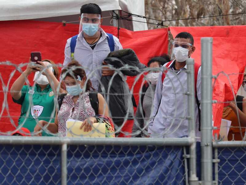 Troppi migranti al confine sud, Biden darà le scorte di AstraZeneca al Messico in cambio di aiuto