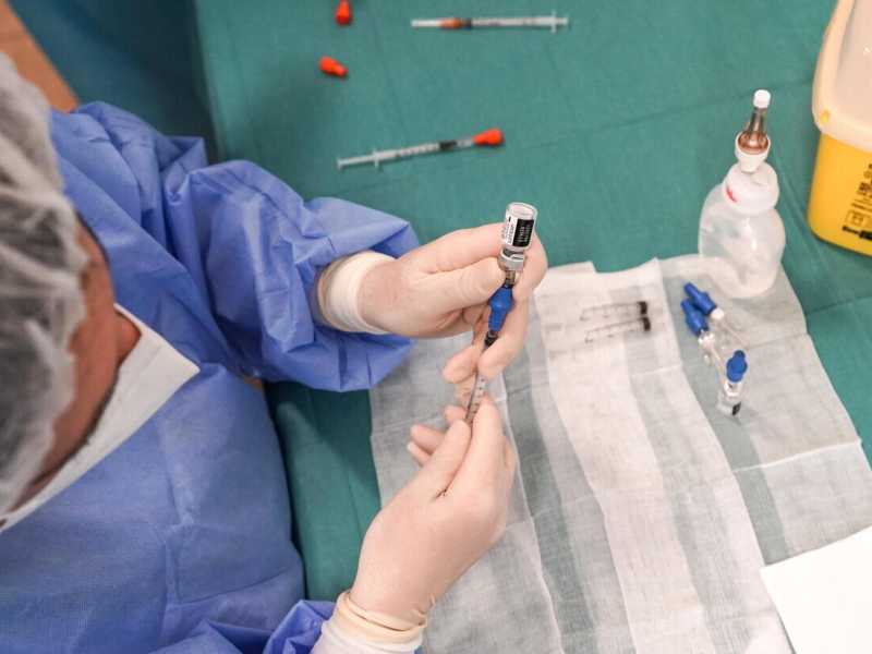 Rezza: "Puntiamo a 400mila vaccinazioni al giorno". Oggi si riparte con Astrazeneca