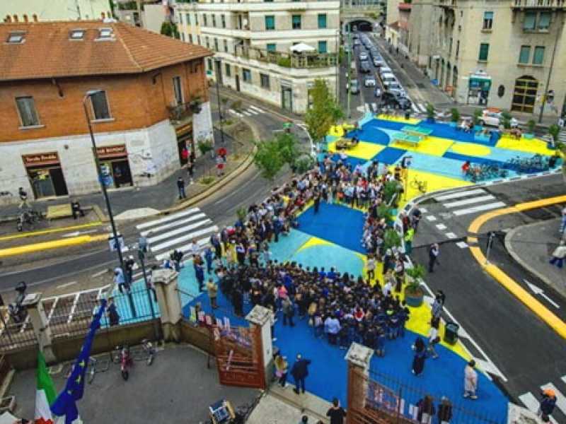 Piazza Arcobalena a Milano, a Nolo, nel giorno dell'inaugurazione, nel 2019 (Wikimedia commons)