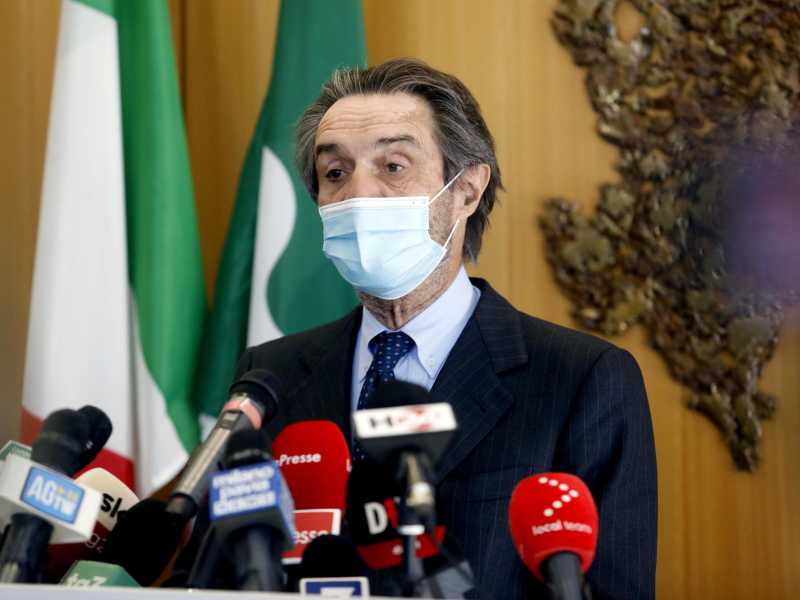 Attilio Fontana annuncia di aver chiesto un passo indietro ai componenti del cda di Aria (foto Ansa)