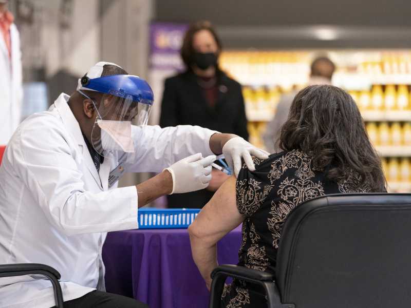 E se vaccinassimo anche nei supermercati?