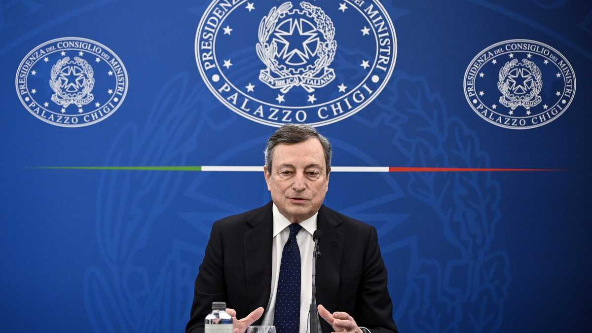 Immagine di Draghi manda vaccini e tecnici per le regioni nel caos. Il metodo dell'affiancamento