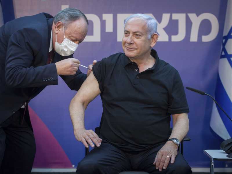 Benjamin Netanyahu, primo ministro israeliano, riceve la seconda dose di vaccino allo Sheba Medical Center a Ramat Gan (LaPresse)&nbsp;<br />