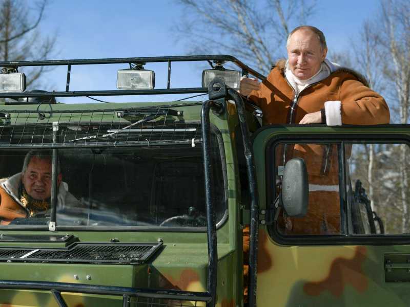 Vladimir Putin con il ministro della Difesa&nbsp;Sergei Shoigu, fotografati in Siberia (LaPresse)<br />