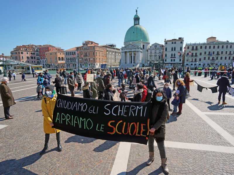 Tornare a scuola in presenza, tra tracciamento e screening