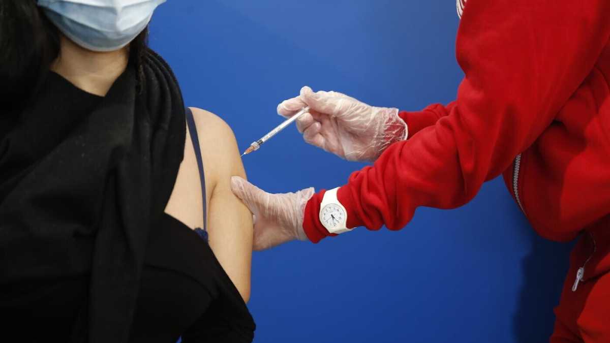 Immagine di "Sei vecchio, niente vaccino". Gli 80enni Cheli, Giannelli, Luperini e Prosperi accusano la Toscana