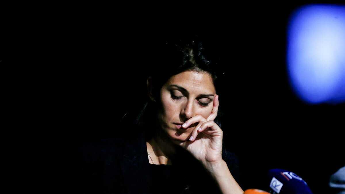 Immagine di Raggi appesa a un solo voto in Consiglio. Ma nessuno infierisce
