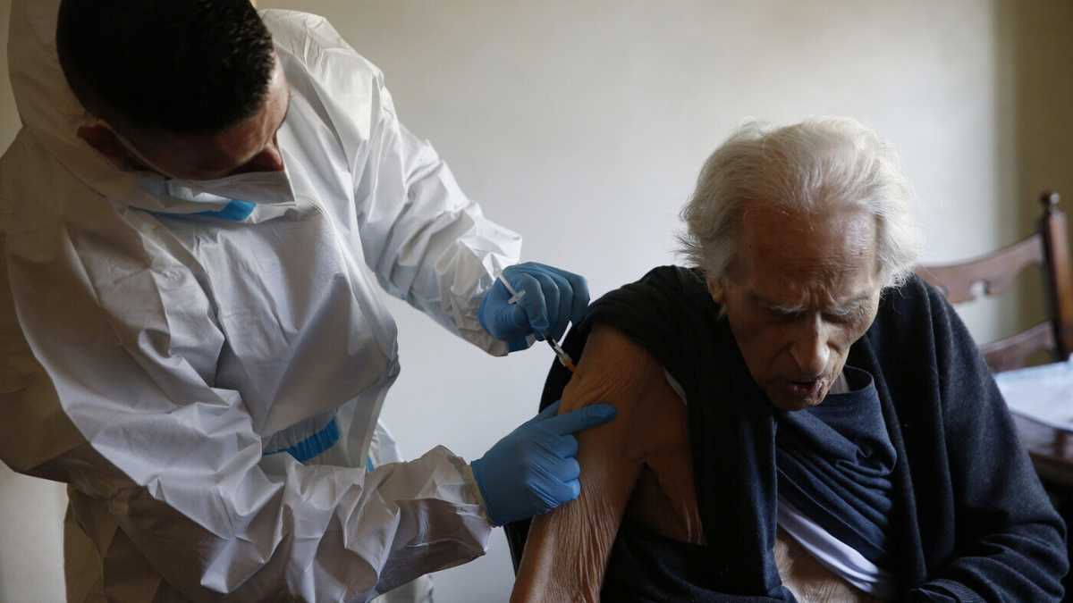 Immagine di Prima i fragili e gli anziani. La regola più semplice per i vaccini