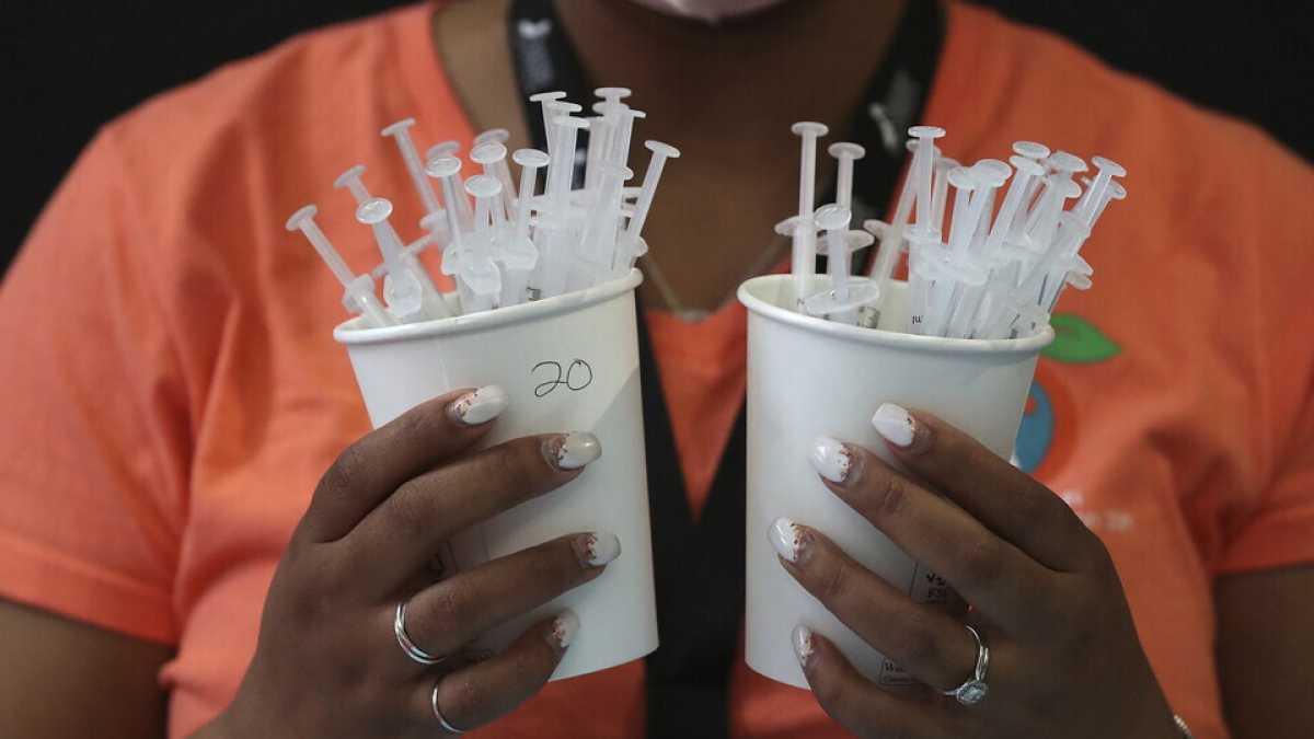 Immagine di Europeisti con i nervi a pezzi per i vaccini, su la testa