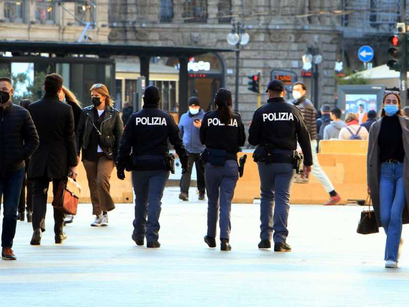 Controlli a Milano (Ansa)