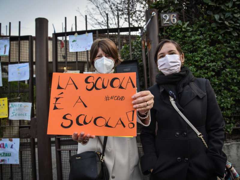 Protesta contro la didattica a distanza a Milano (Ansa)