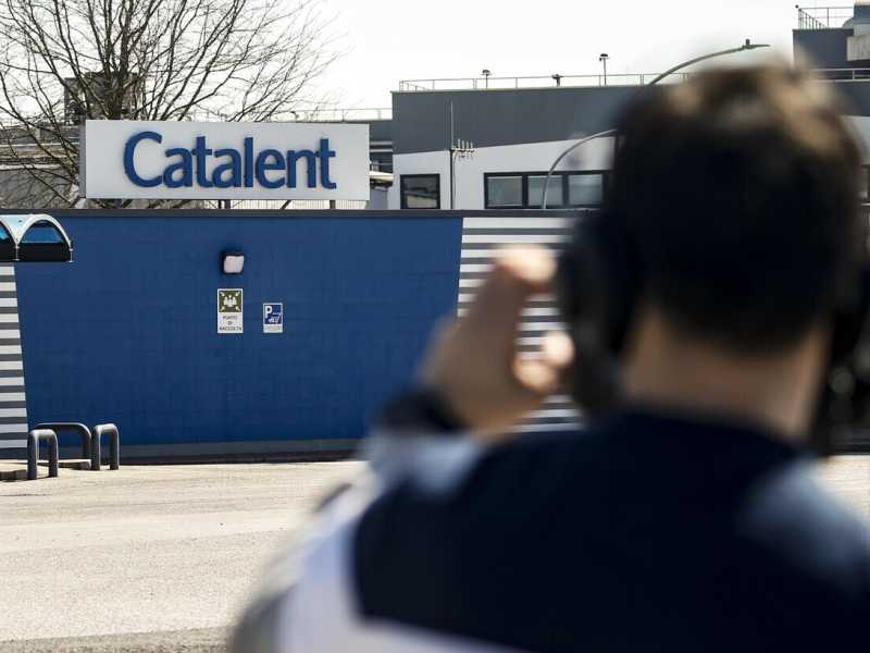 L'esterno dello stabilimento Catalent di Anagni, dove erano conservate le dosi del vaccino AstraZeneca (Ansa)