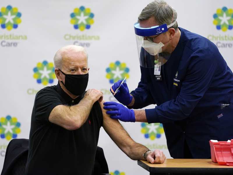 Il nazionalismo vaccinale di Biden è sempre più insostenibile