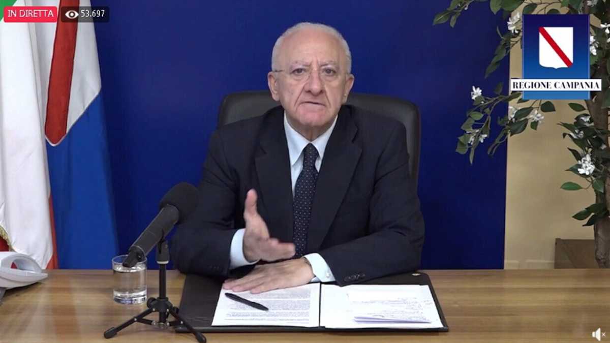 Immagine di La fuga in avanti di De Luca sui vaccini: la Campania compra Sputnik