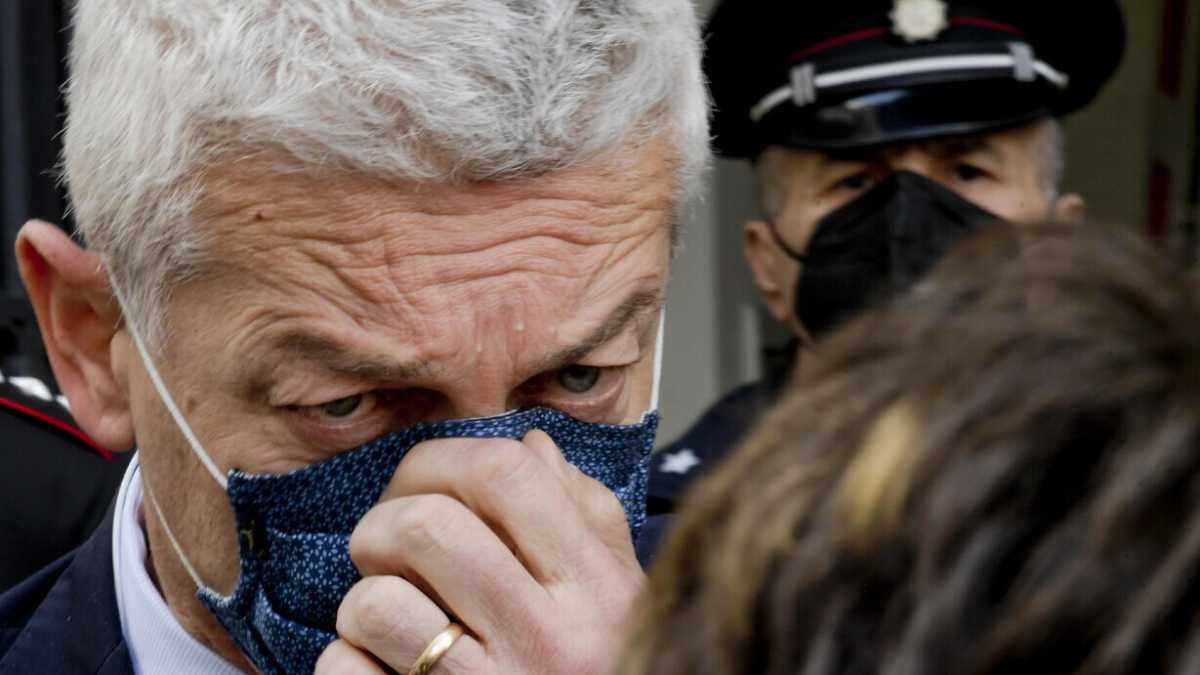 Immagine di Morra si traveste da Diabolik per un altro blitz in un centro vaccinale