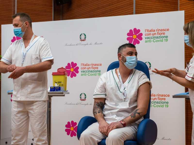 Roma, la vaccinazione degli operatori sanitari (LaPresse)
