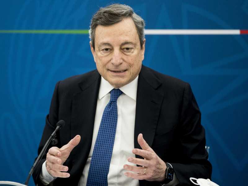 Il premier Mario Draghi parla in conferenza stampa (Ansa)