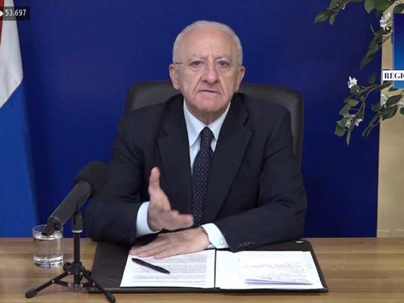 Il presidente della regione Campania Vincenzo De Luca, durante una delle sue consuete dirette Fb (Ansa)