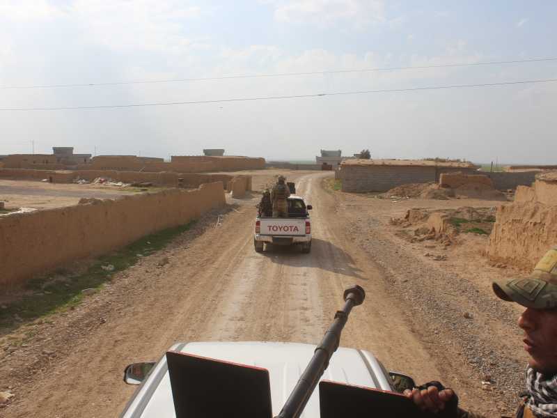 Una milizia tribale sunnita in pattuglia vicino al fiume Tigri in Iraq (foto Daniele Raineri)