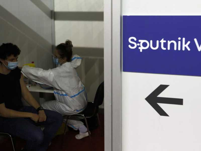 Per la Commissione lo Sputnik non è una priorità e la russofobia non c’entra
