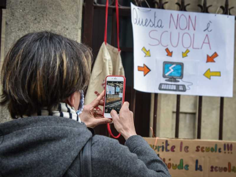 La protesta a Milano contro la Didattica a distanza e le mancate riaperture degli istituti (Ansa)
