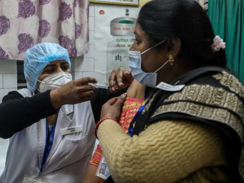 L'India era il motore mondiale dei vaccini e ora si ferma