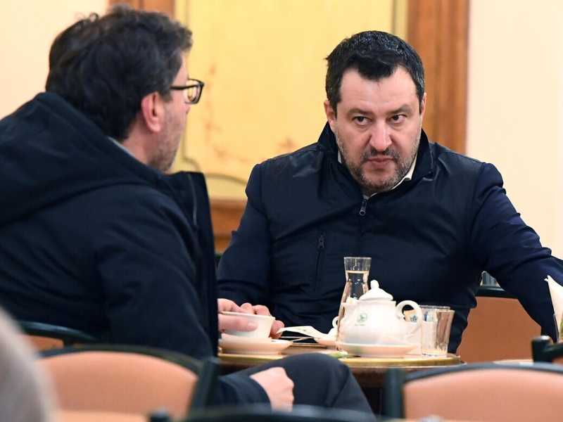 Salvini sbraita contro Draghi per le chiusure, ma Giorgetti in cabina regia abbozza