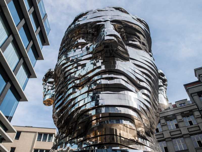 La testa rotante Franz Kafka, un'istallazione nel centro di Praga (Ansa)