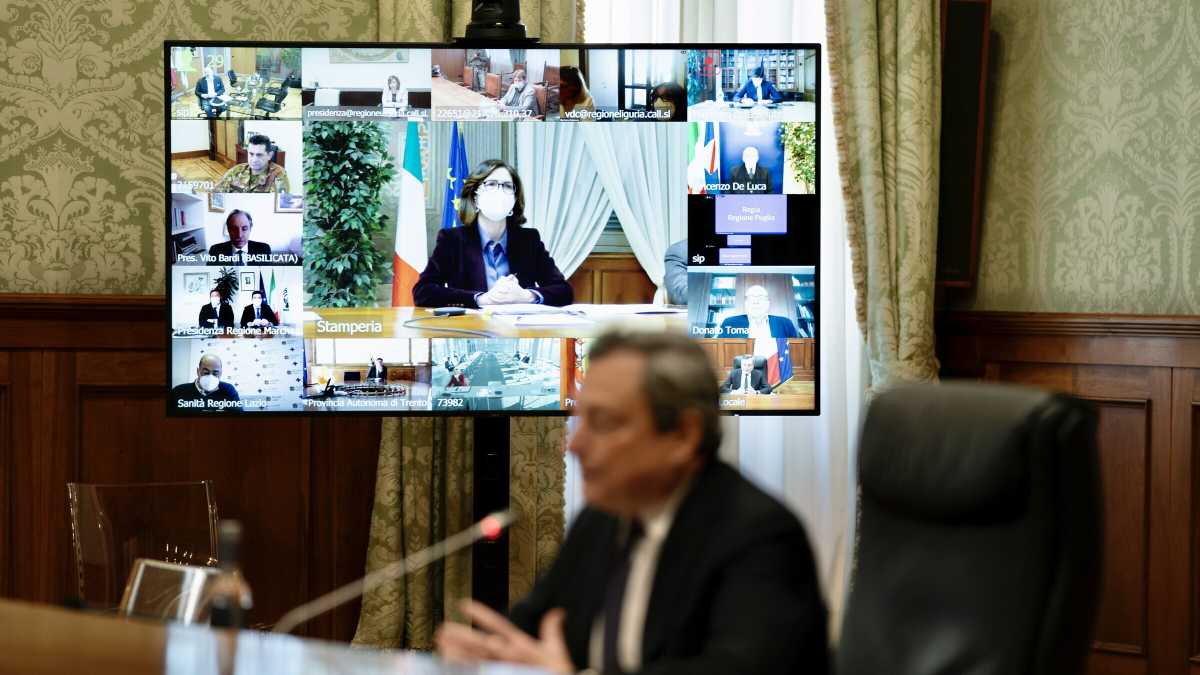 Immagine di Aprile di rigore, ma con uno sprazzo di giallo. Draghi offre la pace alle regioni
