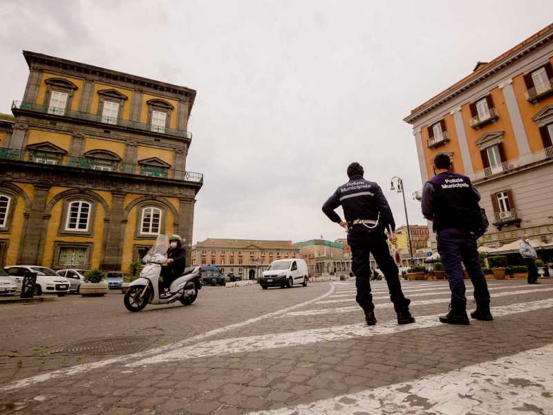 Controlli della polizia locale a Napoli (LaPresse)
