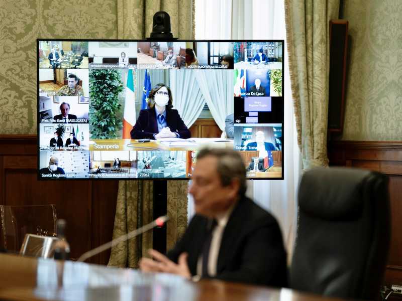 Aprile di rigore, ma con uno sprazzo di giallo. Draghi offre la pace alle regioni