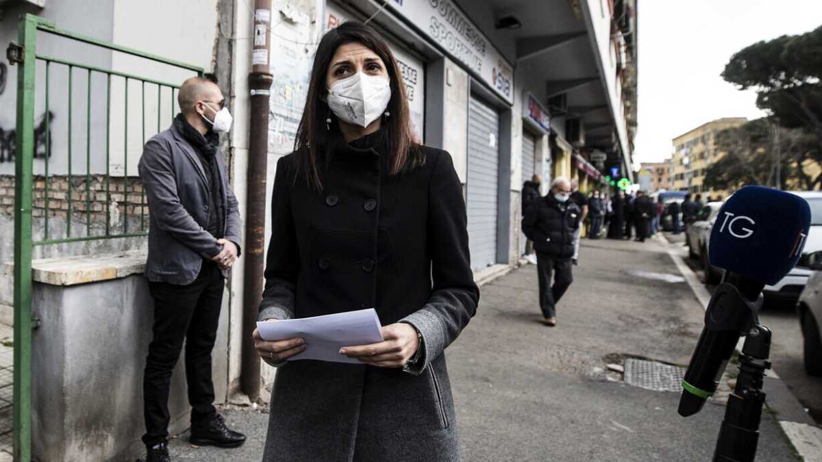 Immagine di Roma, guerre stellari contro Raggi. Due consiglieri M5s via dalle chat: "Vergogna"