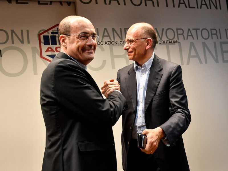 Nicola Zingaretti ed Enrico Letta, rispettivamente ex ed attuale segretario del Pd (LaPresse)