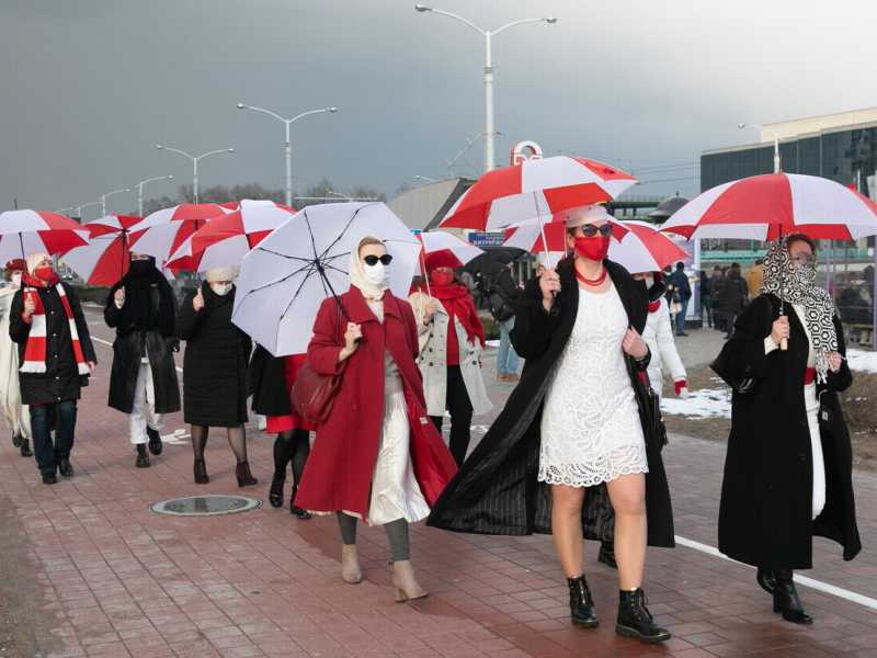 La protesta delle donne bielorusse, rigorosamente in bianco e rosso (Ansa)<br />&nbsp;<br />