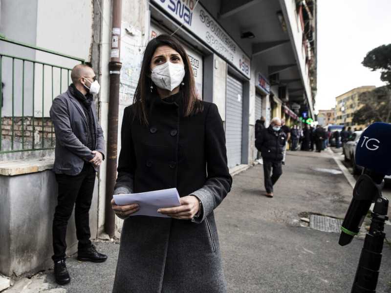 Roma, guerre stellari contro Raggi. Due consiglieri M5s via dalle chat: "Vergogna"