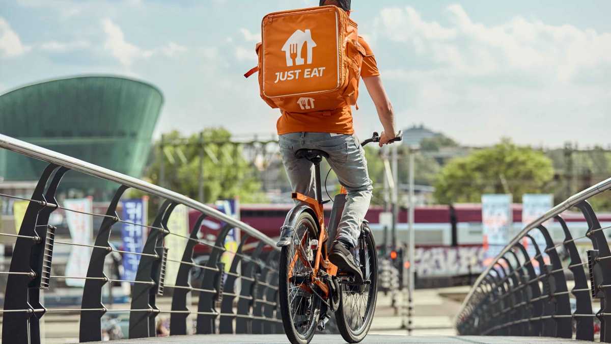 Immagine di Rider dipendenti. Il mercato cresce e Just Eat li assume