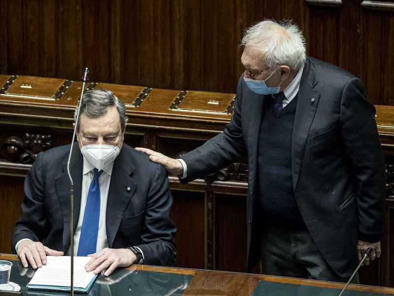 Il premier Mario Draghi e il ministro dell'Istruzione Patrizio Bianchi (LaPresse)