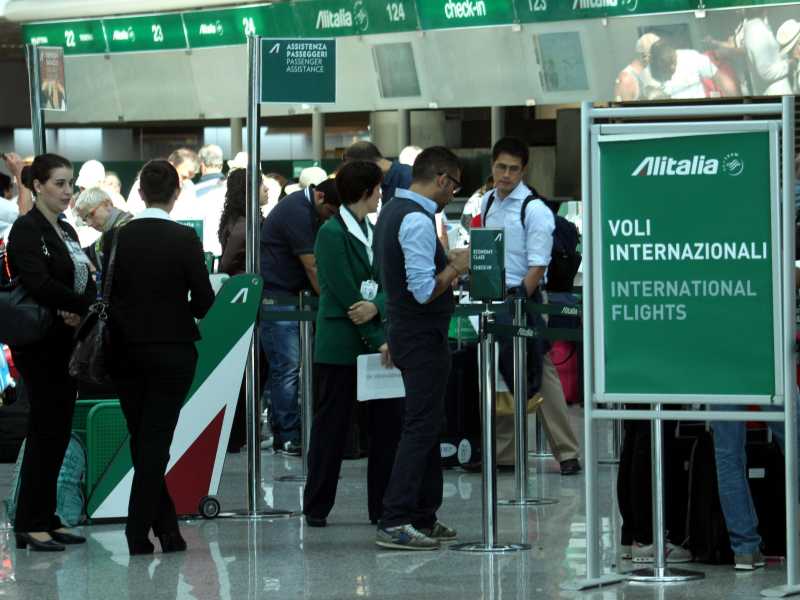 Alitalia naviga ancora a vista