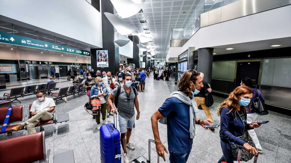 Immagine di Tamponi e quarantena anche per chi rientra dai viaggi in Ue. La decisione di Speranza